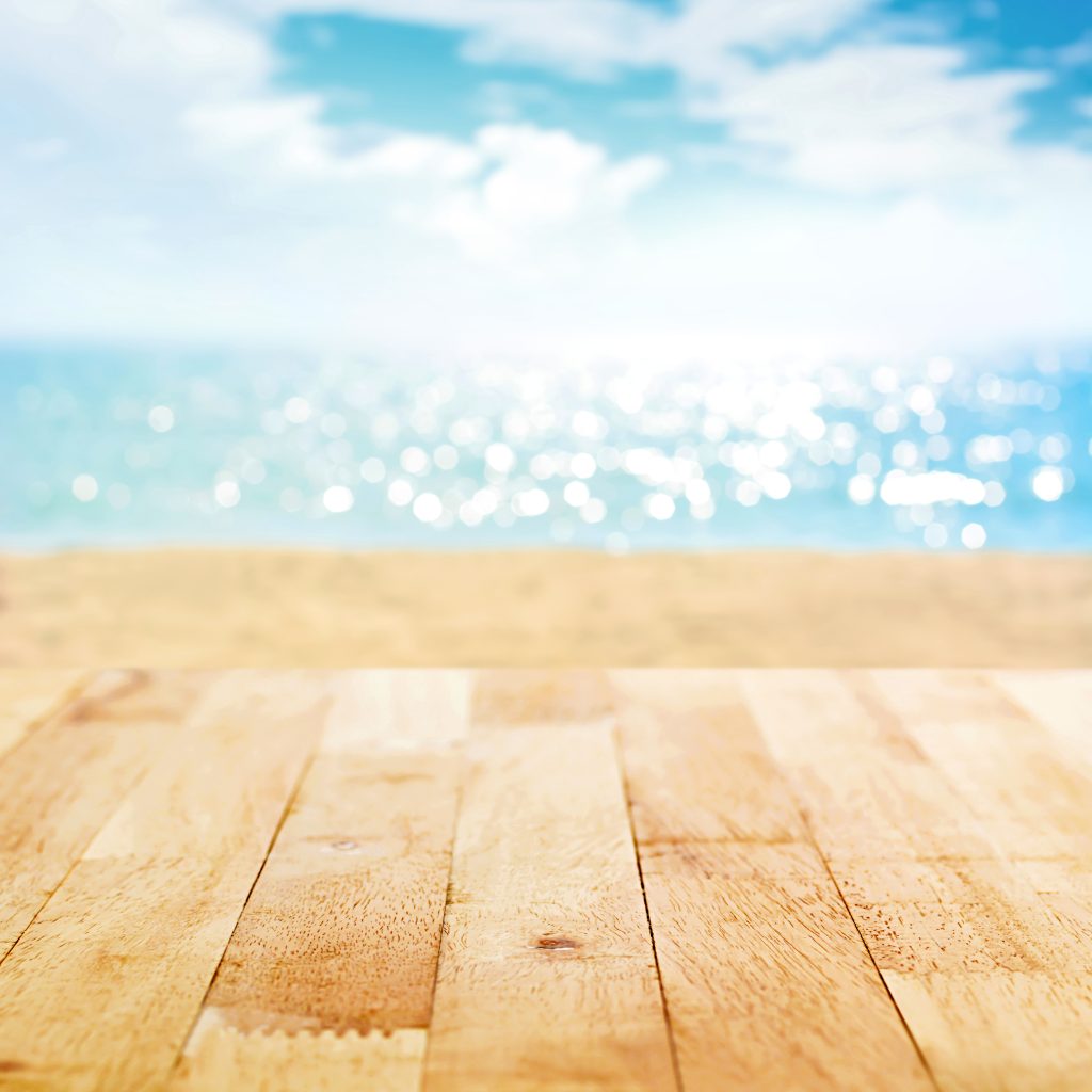 ウッドデッキから海へ飛び出す夏のイメージ